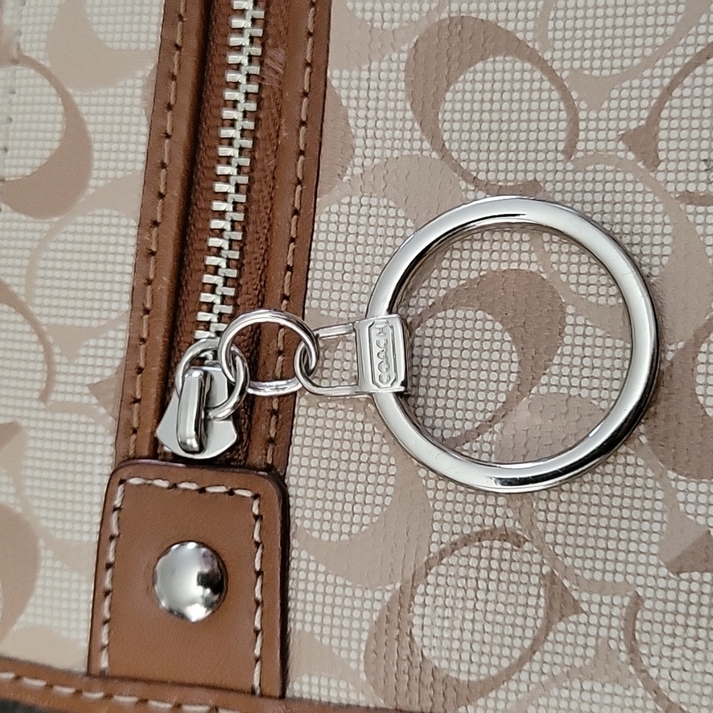 Coach Chelsea Signature wristlet - Picture 2 of 10